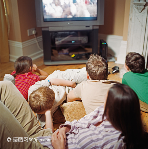 客厅荧幕下的家庭时光 电视，连接亲情的纽带